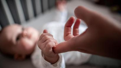 Bild: Fabian Strauch/dpa
Ein Baby fasst den Finger seiner Mutter an. Am 30.12.2019 wurde in Ahrensburg (Schleswig-Holstein) die Statistik des Hobby-Namensforschers Knud Bielefeld zu den beliebtesten Vornamen im Jahr 2019 veröffentlicht.