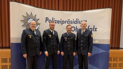 Bild: Judith Kleinhanß/Polizei
Den Abschied aus Neunburg hat Bernhard Hager (Dritter von links) schon hinter sich: Vor kurzem wurde er in sein neues Amt als Inspektionsltier der Rodinger Polizei eingeführt. Das Bild zeigt ihn mit Polizeipräsident Norbert Zink (links), Vizepräsident Thomas Schöninger (rechts) und Interimsleiter Sven Buhl.