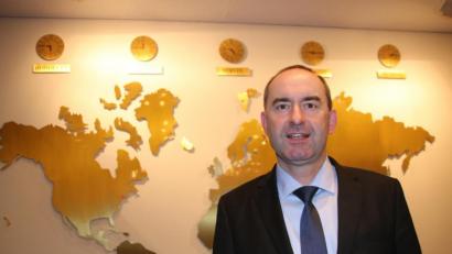 Bild: jrh
In Schloss Schwarzenfeld auf internationalem Parkett: Wirtschaftsminister Hubert Aiwanger sprach auch mit der US-Generalkonsulin.