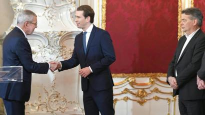 Bild: Roland Schlager/APA/dpa
Alexander Van der Bellen, Bundespräsident von Österreich, empfängt Sebastian Kurz, neuer Bundeskanzler von Österreich, und Werner Kogler, neuer Vizepräsident von Österreich, zur Vereidigungszeremonie in der Präsidentschaftskanzlei der Wiener Hofburg.
