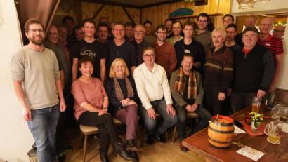 Bild: bey
Die Mitglieder des Vereins "Zeiglhaus Parkstein" wählen in ihrer Gründungsversammlung Andreas Bösl (sitzend, Dritter von links) zum Vorsitzenden. Stellvertreter ist Altbürgermeister Hans Schäfer (dahinter).