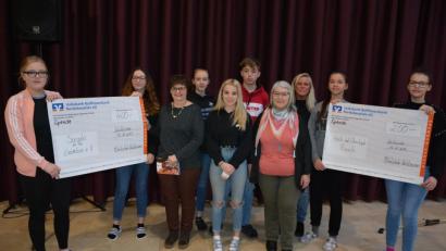 Bild: jr
Insgesamt 600 Euro spenden die Schüler der Mittelschule Waldsassen an zwei Projekte in Afrika. 400 Euro erhielt der Verein „Socialis for the Gambia e. V.“ mit Vorstandsvorsitzender Karin Neumüller (Dritte von links), 200 Euro gingen an die Hilfsorganisation „Diguna“, das Geld nahm Hanne Chrobok (Vierte von rechts) in Empfang. Unser Bild zeigt die Scheckübergabe mit den drei Schülersprechern, sowie Rektorin Claudia Strobel-Dietrich (Dritte von rechts).