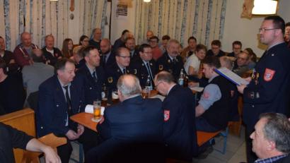 Bild: bö
Das Interesse bei der Jahreshauptversammlung der Freiwilligen Feuerwehr in Hohenburg war riesig. Da wurde die Türe zur Wirtsstube ausgehängt, um zusätzlichen Platz im Hausgang und in der Küche des Vereinslokals zu haben. Der Hintergrund waren Informationen zum anstehenden 150-jährigen Gründungsfest Anfang Mai 2020.