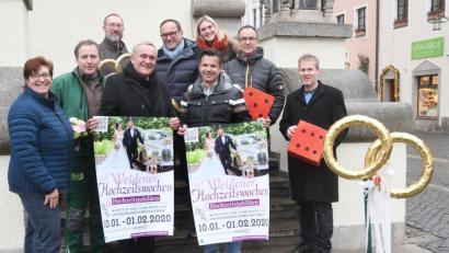Bild: Gabi Schönberger
Würfelglück brauchen Paare, die 2020 heiraten wollen. Denn ab Freitag, 10. Januar, starten die Weidener Hochzeitswochen, bei denen es unter anderem eine Traumhochzeit zu gewinnen gibt. Das wissen die Vertreter der beteiligten Geschäfte, hier mit OB Kurt Seggewiß (Dritter von links), Schirmherr der Aktion.