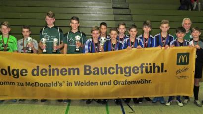 Bild: Dobmeier
Die Siegermannschaft der SpVgg SV Weiden und platzierte Mannschaften sowie die besten Einzelspielern erhalten Pokale und Medaillen beim "McDonald‘s-Hallencup" von Fabian Tillner (links).