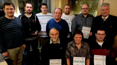 Bild: le
Treue Mitglieder des Fischereivereins erhalten Geschenke, Urkunden und Ehrennadeln. Sitzend, von links: Herbert Riebl, Christa Frank und Wolfgang Striegl. Stehend, von links: Vorsitzender Tobias Hacker, Markus Fichtl, Dominik Rübl, Peter Späth, Urban Zirngibl, Thomas Kraus und Bürgermeister Günter Stich.