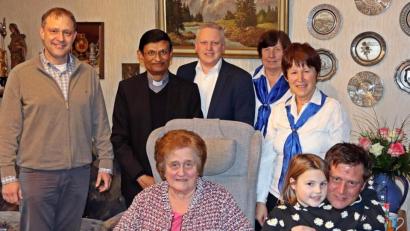 Bild: jma
Viele Glückwünsche erreichen Theresia Grald (vorne, sitzend) zu ihrem 80. Geburtstag, unter anderem von (von links) Sohn Hans-Georg Gradl, Pfarrer Augustin Lobo, Bürgermeister Jürgen Kürzinger, Rosi Fraunholz und Hedwig Lindner vom Katholischen Frauenbund, Enkelin Emma und Sohn Werner.