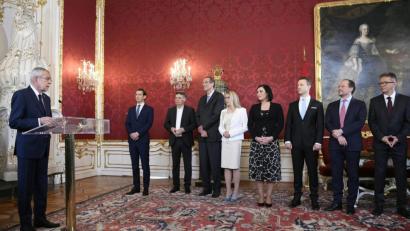 Bild: Hans Klaus Techt/dpa
Alexander Van der Bellen, Bundespräsident von Österreich, und die Mitglieder der neuen Bundesregierung Österreichs (von links nach rechts) Bundeskanzler Sebastian Kurz (ÖVP), Vizekanzler Werner Kogler (Grüne), Heinz Faßmann, Margarete Schramböck, Elisabeth Köstinger, Gernot Blümel, Alexander Schallenberg und Rudolf Anschober stehen im Rahmen der Vereidigung in der Präsidentschaftskanzlei.