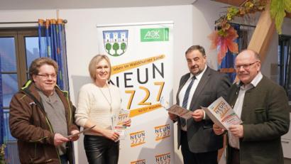 Bild: fvo
Die Vorstellung des weiteren Programms NEUN2727 verfolgten (von links) Stefan Hammerl, Koordinatorin Doris Völkl, Bürgermeister Josef Beimler und Johannes Weig