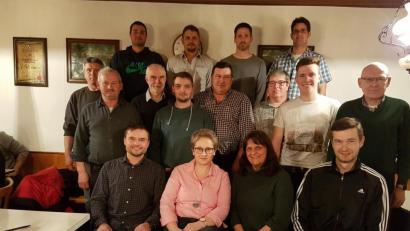 Bild: hzi
Silvia Schecklmann (vorne, Zweite von links) führt die Kandidatenliste der Wählergemeinschaft der ehemaligen Gemeinde Sassenreuth an. Marktgemeinderat Georg Adelhardt und Alois Lehner (zweite Reihe, von links) leiten Nominierungsversammlung und Wahl. Auch dritter Bürgermeister Werner Trenz (zweite Reihe, rechts) kandidiert erneut.