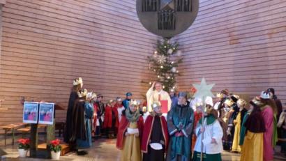 Bild: fm
Die Sternsinger im Altarraum der Clemens-Maria-Hofbauer-Kirche.