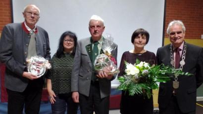 Bild: br
Dank und Anerkennung zollte Bürgermeister Manfred Kratzer (rechts) beim Neujahrsempfang drei Gemeindebürgern für ihr herausragendes Engagement in und für die Gemeinde Ebnath. Unser Bild zeigt (von links) Allgemeinarzt Dr. med. Jochen Geißler, Zweite Bürgermeisterin Heidi Philipp, Reinhold Schraml und Lucia Kratzer.