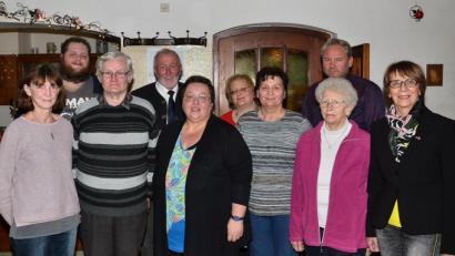 Bild: fjo
Auf Anhieb finden sich beim Gesangverein 1910 mit Andrea Olbrich (Fünfte von rechts) und Dominik Schaller (Zweiter von links) neue Köpfe für das Führungsgremium um Vorsitzende Martina Schaller (Fünfte von links).