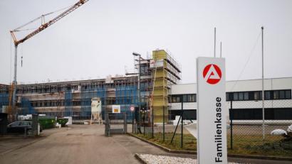 Bild: Thomas Dobler
Am Ende der Hoher-Bogen-Straße bezieht die Familienkasse der Arbeitsagentur neue Räume. Das Gebäude gehört jetzt einem Investor, der die dortigen Büros überwiegend an die Familienkasse vermietet hat. Noch sind Umbaumaßnahmen im Gange.