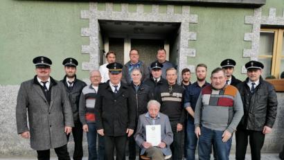 Bild: gz
Die Vereinsführung dankt 13 Mitglieder für die Treue, unter anderen dem ältesten Kameraden Sigmund Witzlau (sitzend) für 25-jährige Treue.