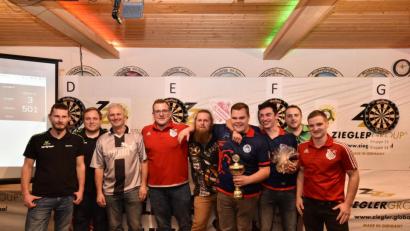Bild:  Stefan Mayer/exb
Nach über sieben Stunden durfte Fabian Strobl den Siegerpokal in Empfang nehmen. Von links: Veranstalter Martin Freundl, Michael Riedl, Martin Zant (Sponsor des Siegerpokals), Veranstalter Stefan Riedl, Daniel Bräutigam (Platz 2), Sieger Fabian Strobl, Thomas Brückner (Platz 4), Andreas Skrobatz (Platz 3) und Veranstalter Christian Beer.