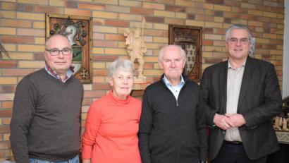 Bild: bnr
In geselliger Runde feierte Richard Bayer seinen 85. Geburtstag. Seitens der Stadt Pfreimd gratulierte Bürgermeister Richard Tischler (rechts). Auch Ehefrau Margarete und Sohn Thomas ließen das Geburtstagskind hochleben.