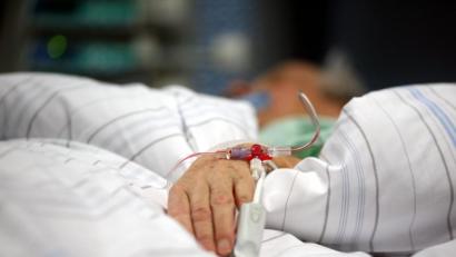 Symbolbild: Kay Nietfeld/dpa
Ein Patient liegt auf der Intensivstation eines Krankenhauses.