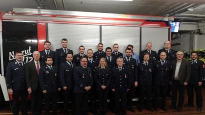 Bild: hir
Ehrungen und Ernennungen wurden bei der Pfreimder Feuerwehr vorgenommen. Dazu gratulierten der stellvertretende Landrat Arnold Kimmerl (Zweiter von links), Bürgermeister Richard Tischler (Zweiter von rechts), die Vorsitzenden Markus Muntanjohl (vorne, Fünfter von links) und Tobias Strehl (hinten rechts) sowie die Kommandanten Stefan Dirschwigl (vorne rechts) und Thomas Schreier (links).