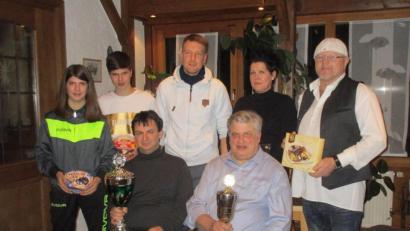 Bild: slh
Michael Biller (sitzend links) gewann den Unikat-Schützenmeisterpokal, Adolf Praschel (sitzend rechts) den Hl.-Dreikönigs-Wanderpokal. Dahinter stehen die fünf besten Glücksschützen, die Sachpreise erhielten.