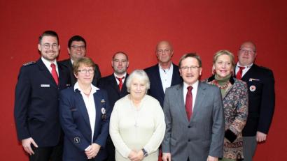 Bild: njn
Bereitschaftsleiter Sven Lehner (links), Kreisgeschäftsführer Holger Schedl (Zweiter von links) sowie die stellvertretende Kreisvorsitzende Eva Freifrau von Podewils (Zweite von rechts) und Kreisbereitschaftsleiter Christian Stahl (rechts) mit den ausgezeichneten Mitgliedern (von links) Iris Schade, Bernhard Hanny, Christine Kelch, Michael Häckl. Mit auf dem Bild Bürgermeister Hans Donko (Dritter von rechts).