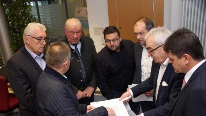 Bild: bkr
Robert Meindl, Ludwig Zitzmann, Hans-Jörg Schön, Thomas Kaufmann, Eberhard Besold und Josef Hecht (von rechts) besprachen mit Architekt Wolfgang Schultes (vorne links) die Entwurfsplanung.