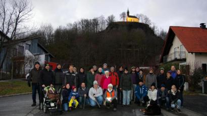 Bild: btb
Im Bild die Gruppe der SCE-Sparte Tischtennis beim Abmarsch vor der imposanten Kulisse des Parksteiner Basaltkegels.