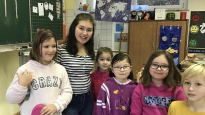 Bild: exb
Ana Belen Quiroga Paredes (Zweite von links) mit einigen Grundschülerinnen.