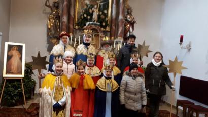 Bild: exb/Josef Stock
Die Wurzer Ministranten ziehen als Sternsinger durch den Ort und sammeln Geld.