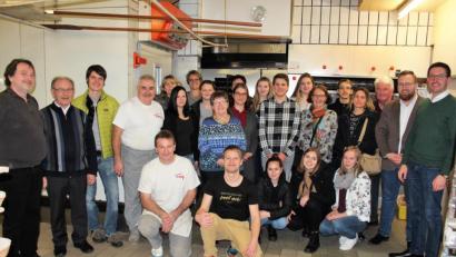 Bild: stg
Die Mitarbeiter des Speinsharter Klostergasthofs erkundeten in Kemnath die Bäckerei von Elmar Bayer und die Klosterbrauerei von Johannes Ponnath (Vierter und Dritter von links).