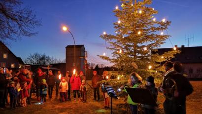 Bild: exb
Fackeln und Christbaum beleuchteten die Szenerie bei der meditativen Wanderung.