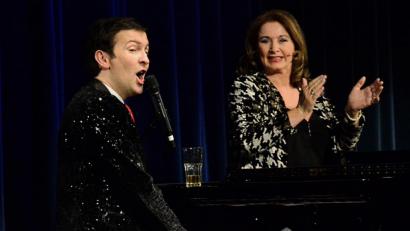 Bild: Kunz
Er sah nicht aus wie Udo Jürgens, aber er interpretierte ihn gesanglich täuschend echt: Alex Parker am Steinway-Flügel. Gabriele Benesch erzählte die Geschichte des großen Musikers, der Hits wie "Ich war noch niemals in New York", "Griechischer Wein" oder "Aber bitte mit Sahne" hervorbrachte.