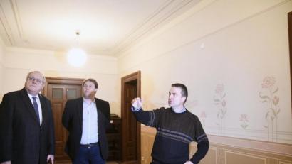 Bild: Gabi Schönberger
Stadtpfarrer Markus Schmid (von rechts) zeigt Bezirksheimatpfleger Tobias Appl und Bezirkstagsvizepräsidenten Lothar Höher die freigelegten Jugendstilelemente im Pfarrhaus von St. Josef.