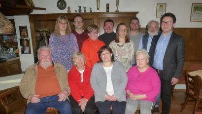 Bild: mad
Diese Kandidaten schickt der SPD-Ortsverein bei der Kommunalwahl ins Rennen um Wählerstimmen. MdB Marianne Schieder (vorne, Zweite von rechts) und Kreisvorsitzender Florian Wein (rechts) freut das Engagement.