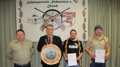 Bild: soj
Hubert Putzer (Zweiter von links) wurde Schützenkönig sowohl im Luftgewehrschießen als auch mit der Luftpistole. Vorsitzender Gerhard Plannerer (von links) sowie die beiden Ritter Alexander Fischer und Sebastian Müller gratulierten zum Doppelerfolg.