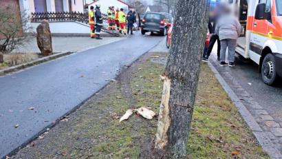 Bild: jma
Ein Škoda Yeti streift am Dienstagnachmittag einen Baum in der Felsmühlstraße in Grafenwöhr.