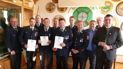 Bild: ga
Für 25 und 40 Jahre aktiven Dienst bei der Feuerwehr Schwarzach wurden langjährige Aktive geehrt.