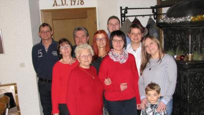 Bild: knh
Im Kreise ihrer Lieben stellt sich Irene Spachtholz (vorne Bildmitte) mit den Töchtern Gabriele (Zweite von links) und Claudia (Fünfte von links), deren Familien mit Enkeln und Urenkeln zu einem Erinnerungsfoto.