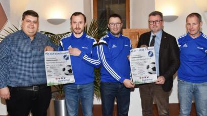 Bild: no
Bei der Vorstellung des Plakats (von links): Illschwangs Bürgermeister Dieter Dehling, SVI-Vorsitzender Martin Luber, Holger Kellner (Mitglied des Organisationsteams), Sulzbachs Bürgermeister Michael Göth und Harald Janker (Mitglied des Organisationsteams).