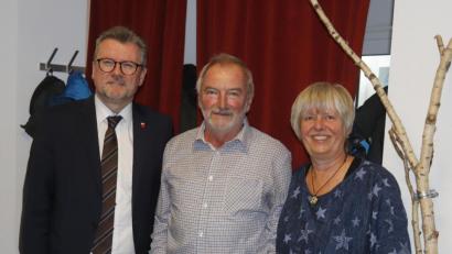 Bild: mfh
Bürgermeister Michael Göth (links) gratuliert dem Jubilar Helmut Fackler, hier mit Ehefrau Gudrun.