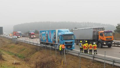Bild: bl
Nach dem Auffahrunfall, bei dem eine Autofahrerin leicht verletzt wurde, staute sich am Mittwochnachmittag der Verkehr auf der A 6. Die Feuerwehr unterstützte die Polizei bei der Verkehrsregelung.