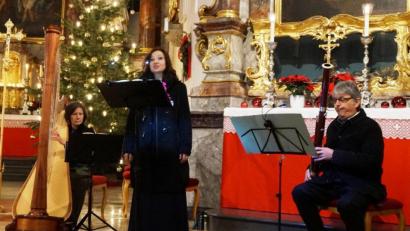 Bild: weu
Veronika Miller-Wabra (Harfe), Roland Polzer (Fagott) und Sopranistin Dagmar Spannbauer begeisterten die Musikfreunde in der Stadtpfarrkirche mit Weihnachtsgesang und Instrumentalmusik.
