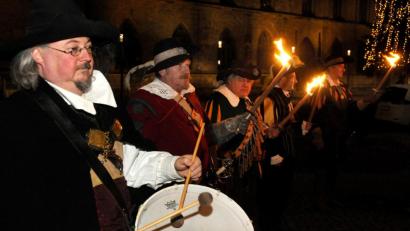 Bild: Stephan Huber
Die historisch Gewandeten, ob sie nun zur Stadtwache oder zu den Stadtpfeifern gehören, sind beim Neujahrsempfang ein besonderer Blickfang. Sie entbieten den Gästen heuer wieder als Erste ihren Gruß, auch in musikalischer Form.