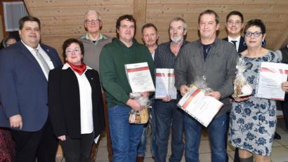 Bild: no
Blutspenderehrung in Illschwang (von links): Bürgermeister Dieter Dehling, stellvertretende BRK-Kreisgeschäftsführerin Sabine Bogner, Karl Burger (50 Spenden), Armin Knarr (50), Albert König (100), Ernst Knarr (100), Manfred Koller (125), Zweiter Bürgermeister Benjamin Hiltl und Margot Strobel (100). Es fehlt Hans-Dieter Gradl (50 Blutspenden).