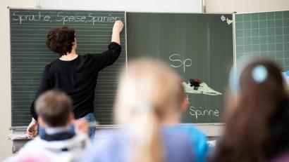 Bild: Sebastian Gollnow/dpa
Bis einschließlich 2023 prognostizieren die Kultusminister einen deutlichen Lehrermangel an Grundschulen. Deshalb sollen Grundschullehrer ab nächstem Schuljahr pro Woche eine Stunde mehr unterrichten. Diese und weitere geplante Maßnahmen stoßen auf Kritik in der Lehrerschaft.