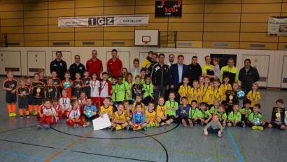 Bild: jr
Herzerfrischenden Nachwuchsfußball zeigten die G-Junioren, die jüngsten Kicker. Alle Mannschaften wurden zu Siegern erklärt, wichtig war die Freude am Fußball. Unser Bild zeigt alle teilnehmenden G-Junioren mit den Jugendleitern, den Offiziellen des SV Steinmühle sowie Zweitem Bürgermeister Stefan Grillmeier.