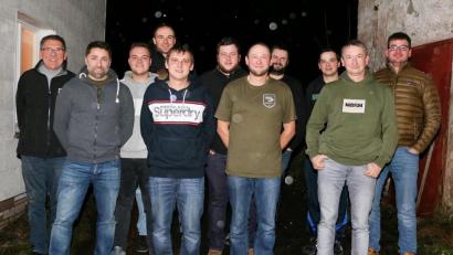 Bild: bsc
Zweiter Bürgermeister Oskar Schuster (links) gratulierte bei der Jahreshauptversammlung des Angelvereins Friedenfels dem neuen Vorstand. Er wünschte den beiden Vorsitzenden Manuel Zeitler und Manuel Horn (vorne, Zweiter und Dritter von rechts) mit ihrem Team eine weitere positive Vereinsentwicklung.