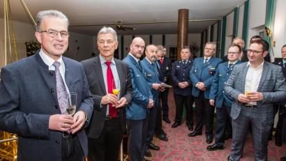 Bild: Clemens Hösamer
Fraktionschef Florian Streibl und Abgeordneter Joachim Hanisch empfingen die Ehrenamtlichen der Rettungsorganisationen und dankten für den Einsatz für die Allgemeinheit.