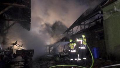 Archivbild: Gustl Beer
Hier löschen die Feuerwehrleute eine Scheune in Grünau bei Luhe-Wildenau.