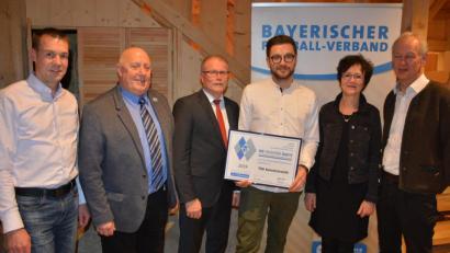Bild: jr
Mit der Silbernen Raute des Bayerischen Fußballverbandes wurde jetzt der TSV Konnersreuth ausgezeichnet. Bei der Verleihung der hohen Auszeichnung waren mit dabei (von links) BLSV-Kreisvorsitzender Andreas Malzer, Kreisehrenamtsbeauftragter Martin Braun, Bürgermeister Max Bindl, TSV-Vorsitzender Maximilian Siller, sowie Inge und Konrad Härtl, der mit dem DFB-Ehrenamtspreis ausgezeichnet wurde.